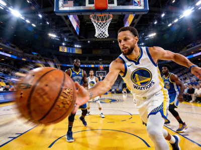 金州勇士队球员在NBA比赛中配合进攻