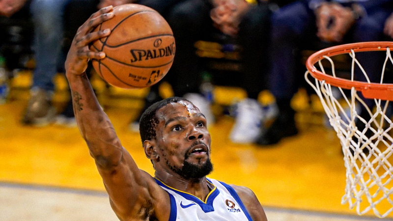 NBA总决赛第七场关键时刻，球员投篮特写